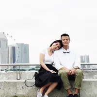 Aktor tampan Dion Wiyoko tak disangka sudah memiliki pelabuhan hati. Fiona Anthony adalah kekasih dari Dion Wiyoko. (viainstagram@fionaanthony/Bintang.com)