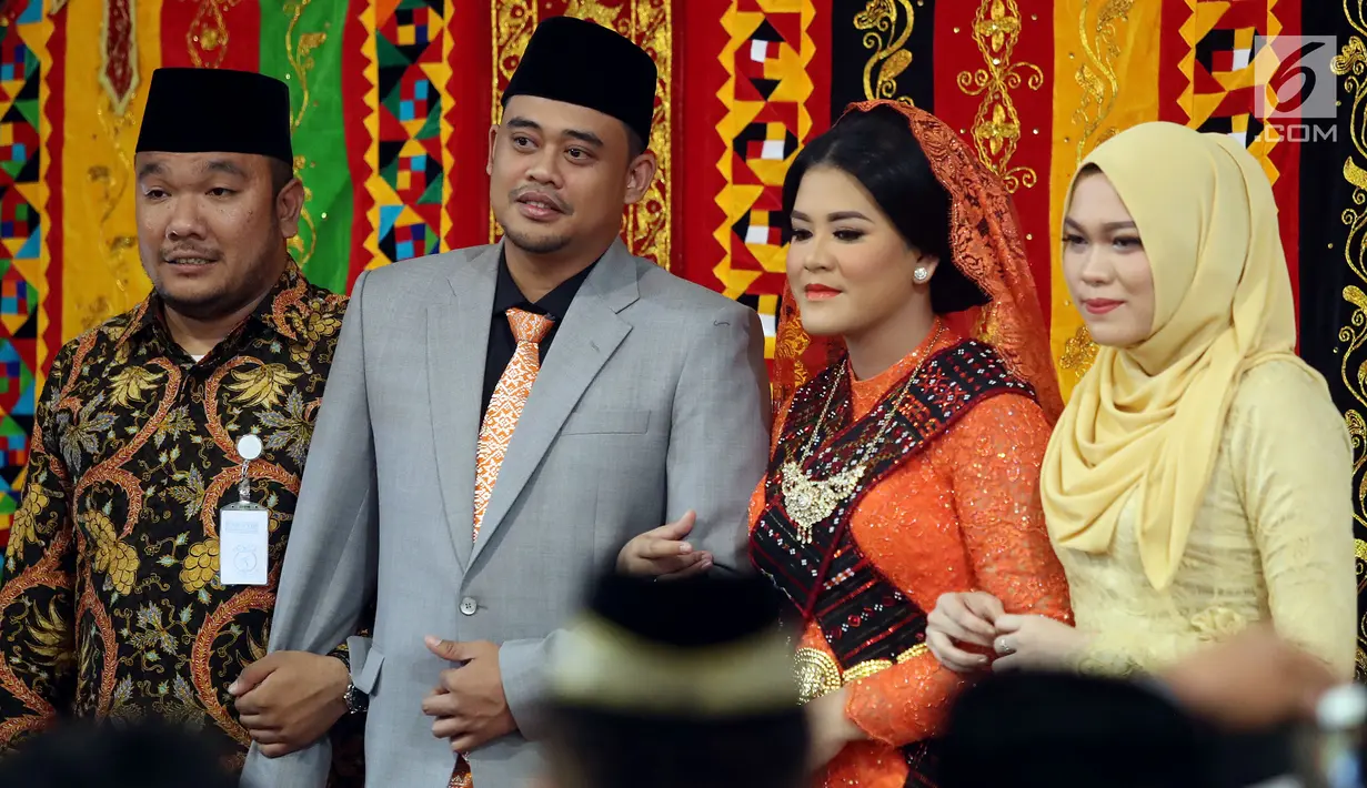Putri Presiden Joko Widodo, Kahiyang Ayu dan Bobby Nasution setibanya di lokasi pesta adat pernikahan mereka di Kompleks BHR-Tasbi, Medan, Jumat (24/11). Kedatangan Kahiyang dan Bobby disambut gordang sambilan. (Liputan6.com/Pool/Media Center)