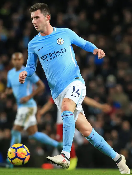 Bek Aymeric Laporte membawa bola saat bertanding melawan West Bromwich Albion's di Liga Inggris di Stadion Etihad, Manchester (31/1). Laporte  dikontrak Man City selama lima tahun senilai 57 juta poundsterling (Rp 949 miliar). (AFP Photo/Lindsay Parnaby)