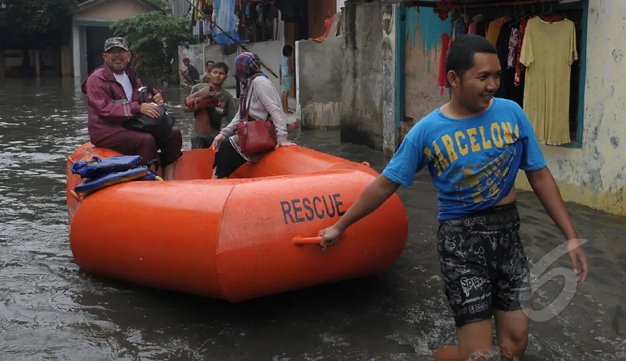 Beberapa warga dievakuasi menggunakan perahu karet di Kampung Candulan,Gondrong Petir, Cipondoh‎, Kota Tangerang, Banten, Jum'at (23/01/2015).(Liputan6.com/Andrian M Tunay)
