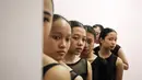 Para pebalet menyaksikan penampilan di studio Cicila Ballet School, Kemanggisan, Jakarta, Minggu (16/9). Berbagai prestasi telah diukir melalui berbagai kompetisi balet tingkat internasional. (Liputan6.com/Fery Pradolo)