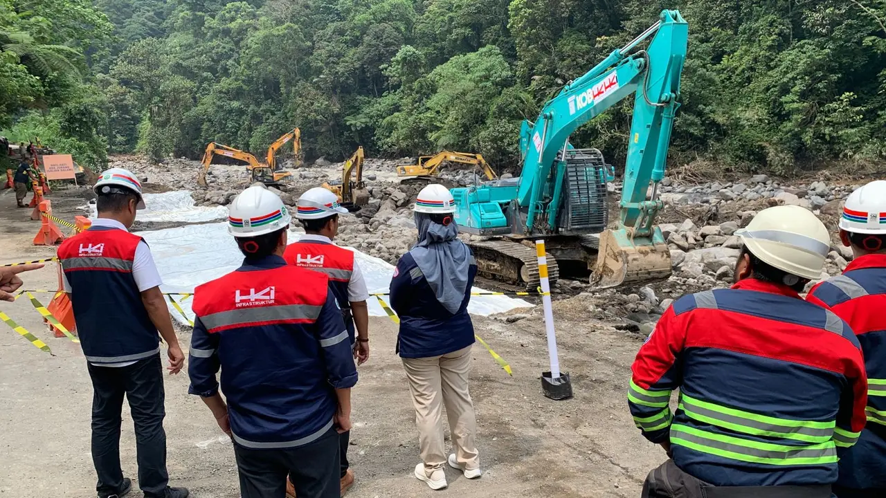 Kondisi Ruas Jalan Batas Kota Padang Panjang-Sicincin (N.040) mengalami kerusakan yang cukup parah akibat banjir. (Dok Kementerian PUPR)