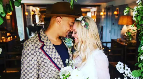 Tampil Simple Chic Emma Bunton Dan Jade Jones Umumkan Pernikahan Setelah 1 Dekade Bertunangan Fashion Fimela Com