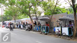 Pinggiran jalan di Lenteng Agung menjadi tempat menaruh sejuta asa bagi sejumlah penjahit keliling, Jakarta, Senin (6/7/2015). Menjelang hari raya Idul Fitri, penjahit 'Vermak Levis' keliling mulai kebanjiran rezeki. (Liputan6.com/Yoppy Renato)