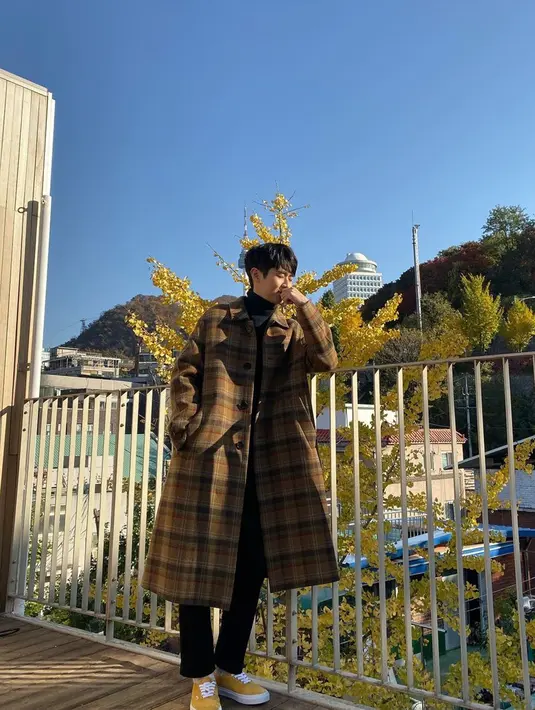 Memadukan busana model turtle neck berwarna hitam dengan jaket panjang motif kotak ini juga bisa dijadikan inspirasi. Choi Woo Shik pun memmilih menggunakan sneakers berwarna mustard sebagai detail penampilannya. (Liputan6.com/IG/@dntlrdl)