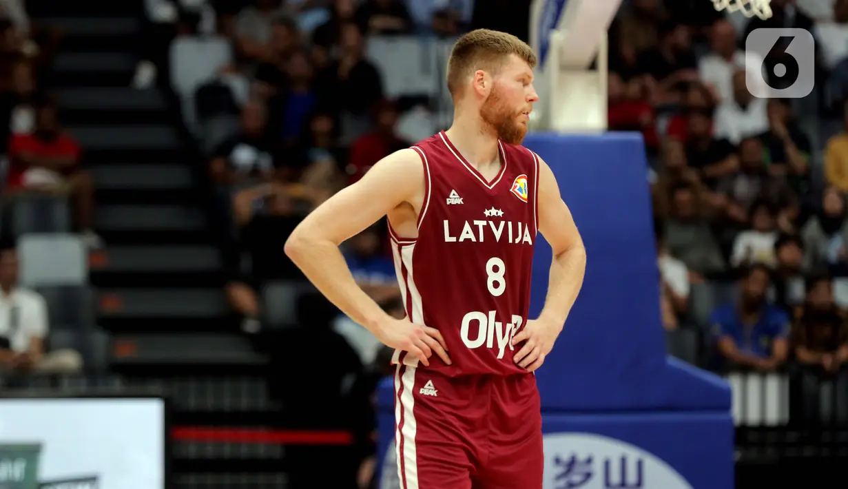 Pemain timnas basket Latvia, Davis Bertans usai saat berhadapan dengan pebasket Kanada pada laga terakhir penyisihan Grup H FIBA World Cup 2023 di Indonesia Arena, Gelora Bung Karno, Jakarta, Selasa (29/8/2023). (Liputan6.com/Helmi Fithriansyah)
