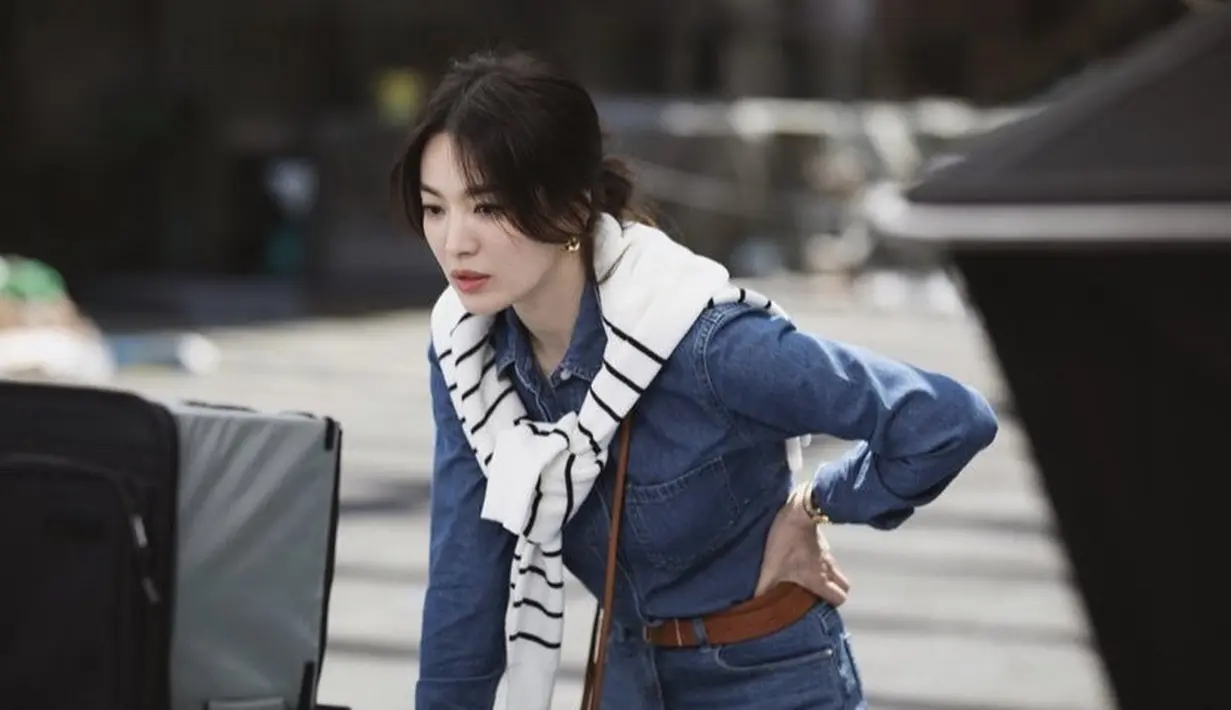 Denim on denim juga bisa menjadi inspirasi, misalnya kemeja denim dengan celana denim. Dok. Instagram Song Hye Kyo.