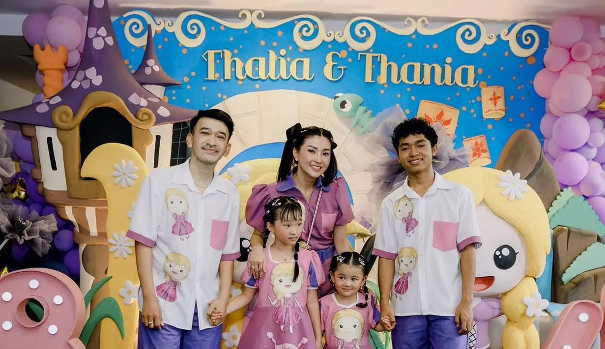 Ruben Onsu dan Betrand Peto kompak mengenakan atasan berkerah lengan pendek berwarna putih. Yang menarik adalah motif princess menggemaskan dengan satu kantung berwarna merah muda, serta padu padan dengan celana selutut yang berwarna biru keunguan. Foto: Instagram.