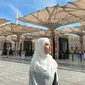 Sejumlah potret selama umrah di Tanah Suci dibagikan Aaliyah Massaid. Salah satunya, ketika putri Reza Artamevia itu mengunjungi Masjid Nabawi, Madinah. (Foto: Dok. Instagram @aaliyah.massaid)
