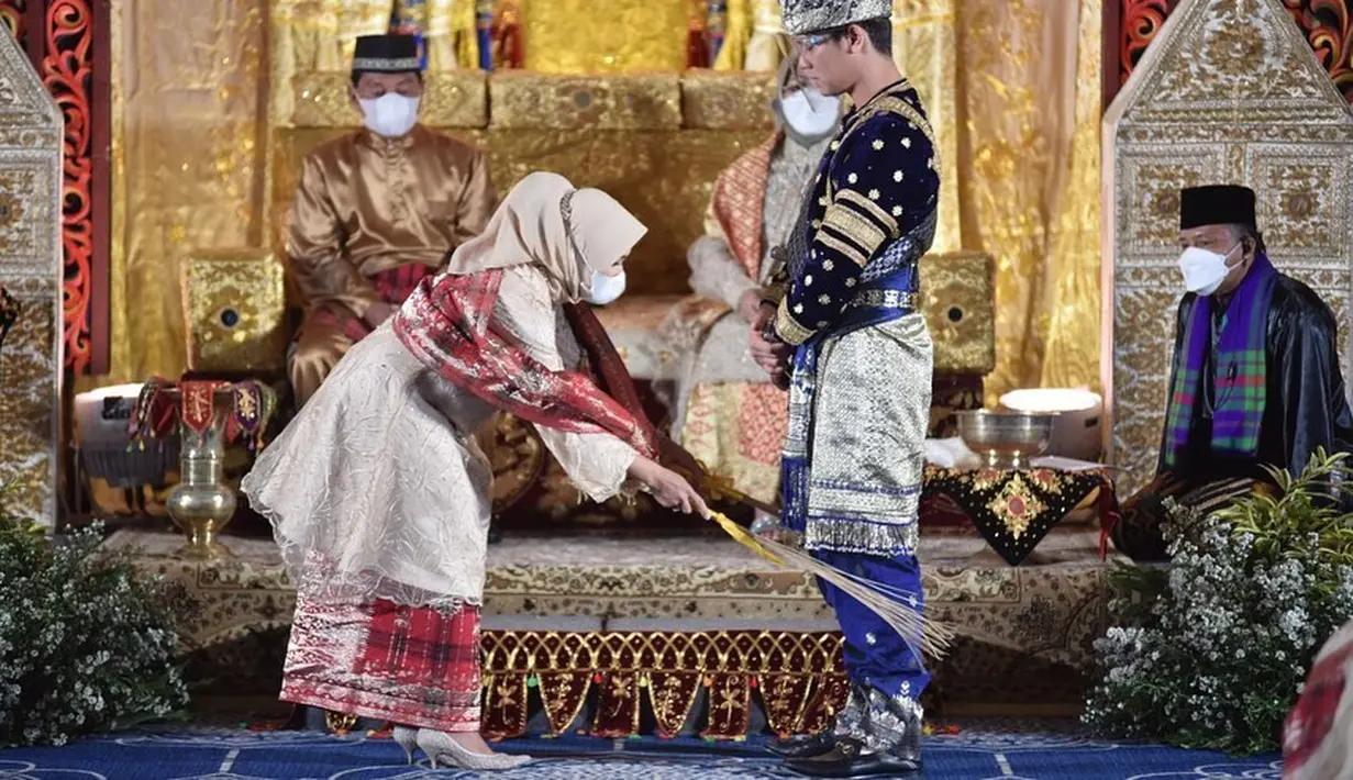 Upacara Adat Balacuik Malapeh Bujang Rizky Billar (Instagram/antv_official)