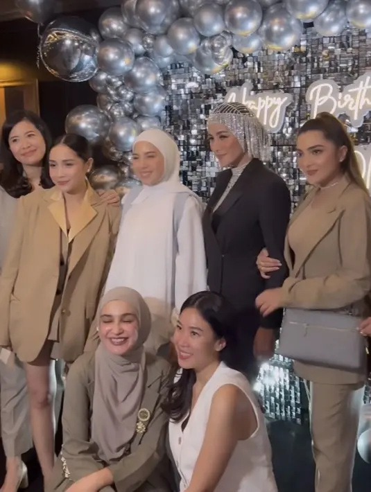 Sementara itu, Nagita Slavina mengenakan blazer panjang warna coklat dipadukan vest warna serasi serta short pants yang terlihat. [@ashanty_ash]