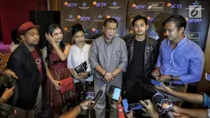Aktor Deddy Mizwar dan aktris pemain sinema wajah Indonesia berjudul ' Lubang Tikus' memberi keterangan saat hadir dalam gala premiere di Perpustakaan Nasional RI, Jakarta, Selasa (21/8). (Liputan6.com/Faizal Fanani)