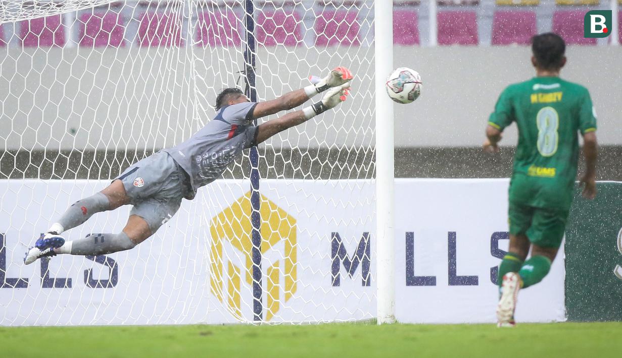 Kiper PSG Pati, Annas Fitranto berusaha menepis bola saat menghadapi Hizbul Wathan FC dalam laga matchday ke-10 Grup C Liga 2 2021/2022 di Stadion Manahan, Solo, Selasa (30/11/2021). (Bola.com/Bagaskara Lazuardi)