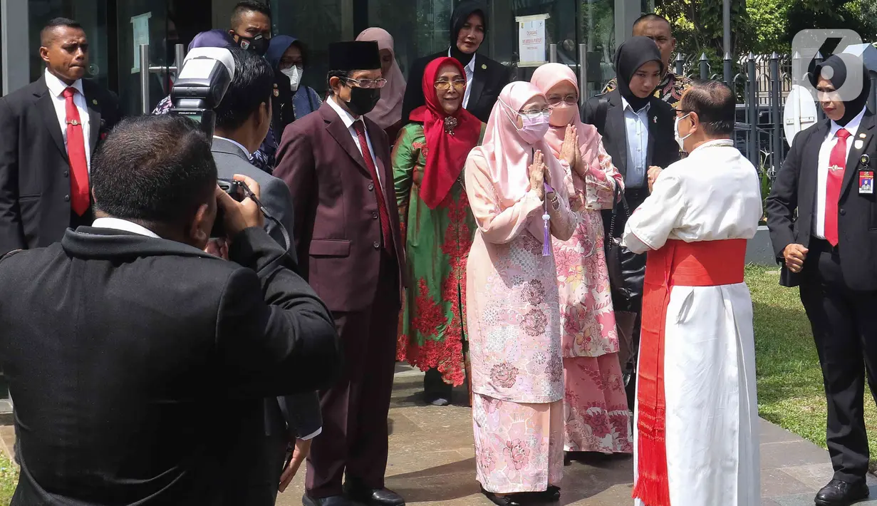 Istri Perdana Menteri Malaysia, Wan Azizah Wan Ismail disambut oleh Uskup Agung Jakarta Kardinal Ignatius Suharyo saat mengunjungi Gereja Katedral, Jakarta Senin (9/1/2023). Wan Azizah Wan Ismailke Gereja Katedral melalui Terowongan Silaturahmi. Terowongan itu menghubungkan Masjid Istiqlal dengan Gereja Katedral. (Liputan6.com/Herman Zakharia)