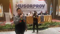 Yasir Mahmud (sedang berbicara) terpilih secara aklamasi sebagai Ketua KONI Sulawesi Selatan (Sulsel) di Musyawarah Olahraga Provinsi (Musorprov) yang berlangsung di Hotel Novotel Makassar, Jumat (25/3/2022) malam. (Abdi Satria/Bola.com)