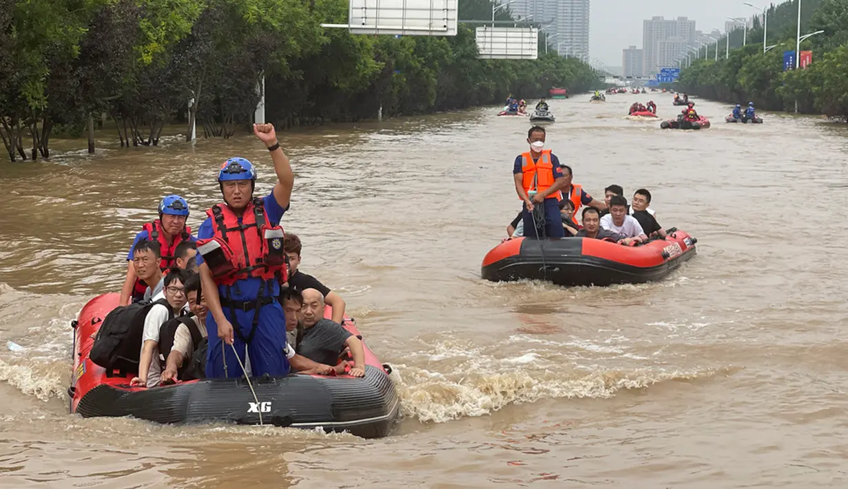Warga dievakuasi menggunakan perahu karet melalui banjir di Zhuozhou, Provinsi Hebei, China, Rabu (2/8/2023). Otoritas China menggandakan upaya penyelamatan di Kota Zhuozhou, salah satu kawasan terdampak banjir dengan lebih dari 600.000 penduduk di barat daya Beijing. (AP Photo/Andy Wong)