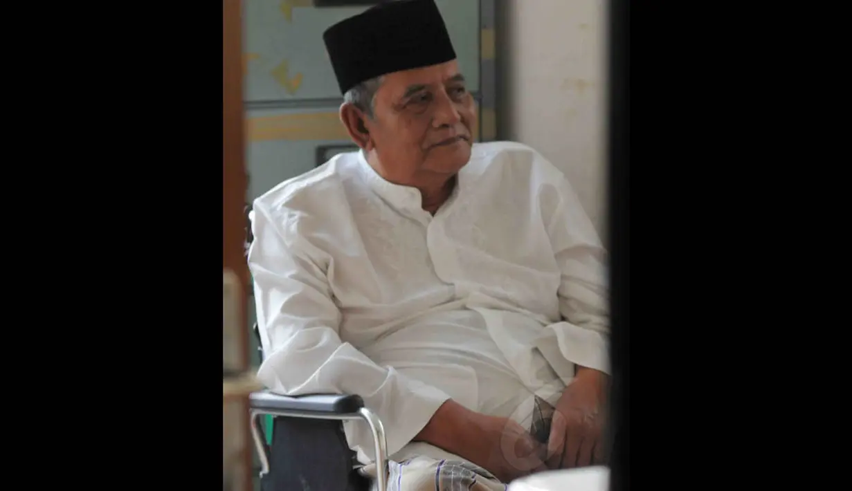 Attabik yang sudah tiba di Pengadilan Tipikor Jakarta tampak menunggu majelis hakim memanggilnya untuk memberi keterangan, (28/8/14). (Liputamn6.com/Herman Zakharia)