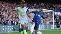 Duel Malo Gusto dan Rodri dalam laga Chelsea vs Manchester City di Liga Inggris 2025/2026, Minggu (12/4/2026). (AP Photo/Ian Walton)
