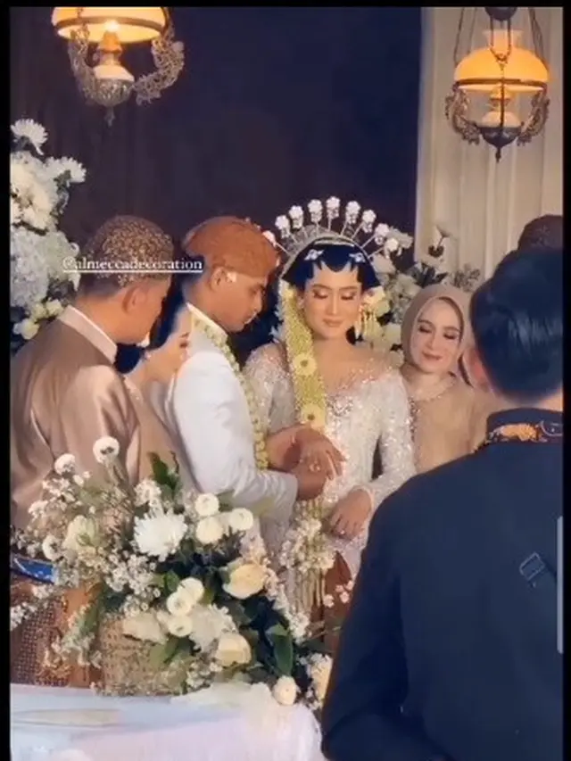 Pedangdut Yeni Inka resmi menikah dengan Briptu Khrisna Shakti (Foto: Instagram @dangdutstory_md)