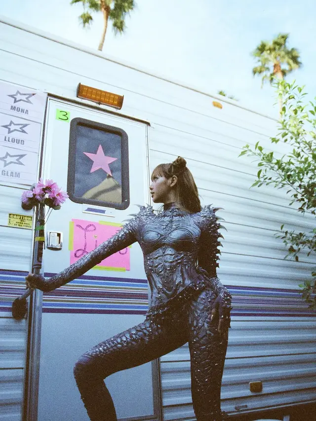 Ada Teknologi AI dan 3D Printing di Kostum Lisa BLACKPINK di Coachella 2025, Jadi Alternatif Busana Estetik Tanpa Kulit Hewan Eksotis