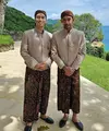Pernikahan BCL dan Tiko Aryawardhana baru saja dihelat di Bali. Beberapa rekan artis terlihat menjadi bridesmaid dan groomsman di hari bahagia penyanyi tanah air ini. Seperti duo Vidi Aldiano dan Reza Rahadian. [Foto: Instagram/itsmebcl]