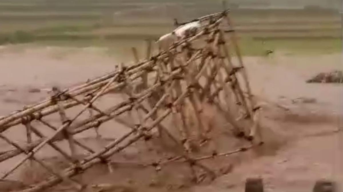 Jembatan Darurat Hanyut Diterjang Banjir, Ratusan Warga Nyalindung Sukabumi Terisolasi