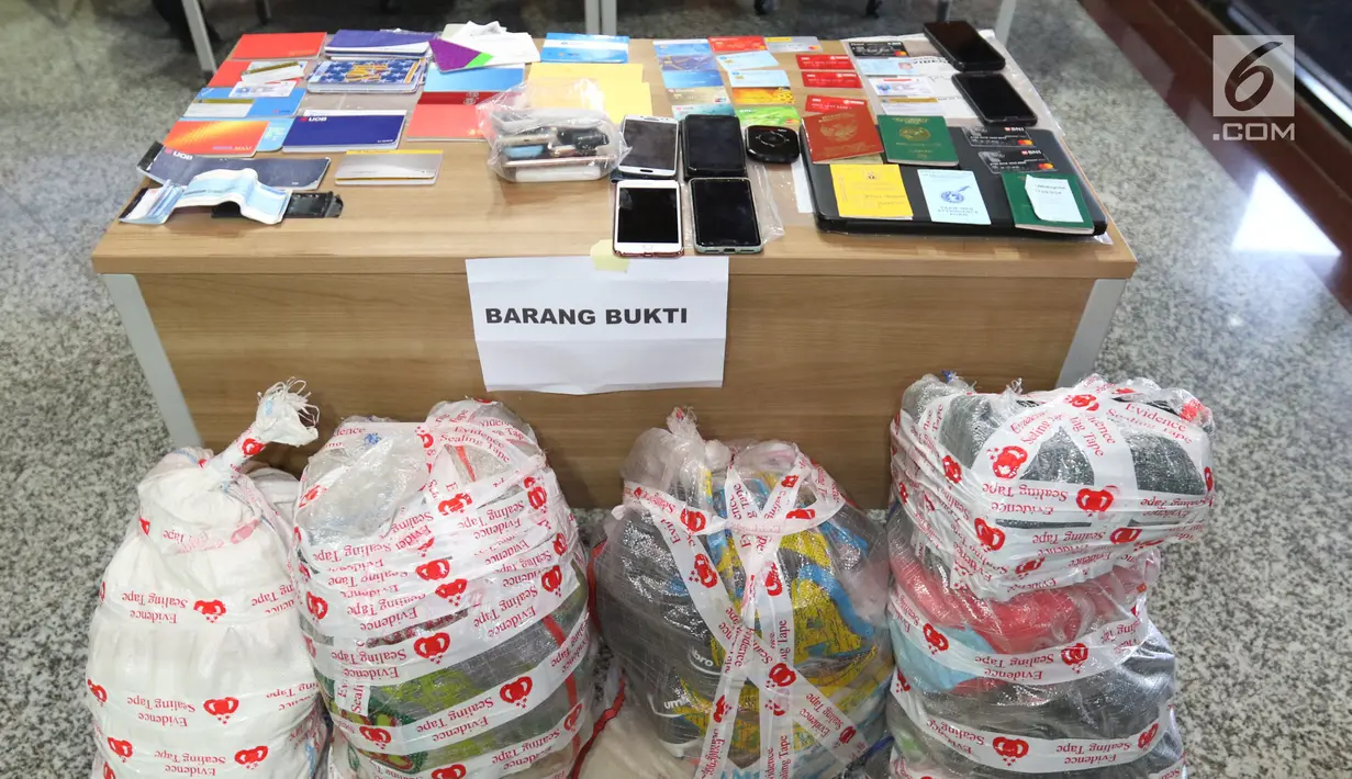Barang bukti kasus penipuan melalui email saat rilis di Bareskrim Polri, Jakarta, Jumat (16/11). Barang bukti yang disita antara lain buku tabungan berbagai bank dan sejumlah handphone. (Liputan6.com/AnggaYuniar)