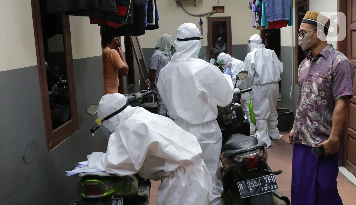 Petugas Kesehatan menggelar Swab Test COVID 19 secara “door to door” bagi warga pendatang di Kawasan kampung Tengah, Kramat Jati, Jakarta, Jumat (12/6/2020). Tes Swab dengan mendatangi rumah tersebut untuk mencegah penyebaran pandemi Covid-19 di masa PSBB transisi. (merdeka.com/Imam Buhori)