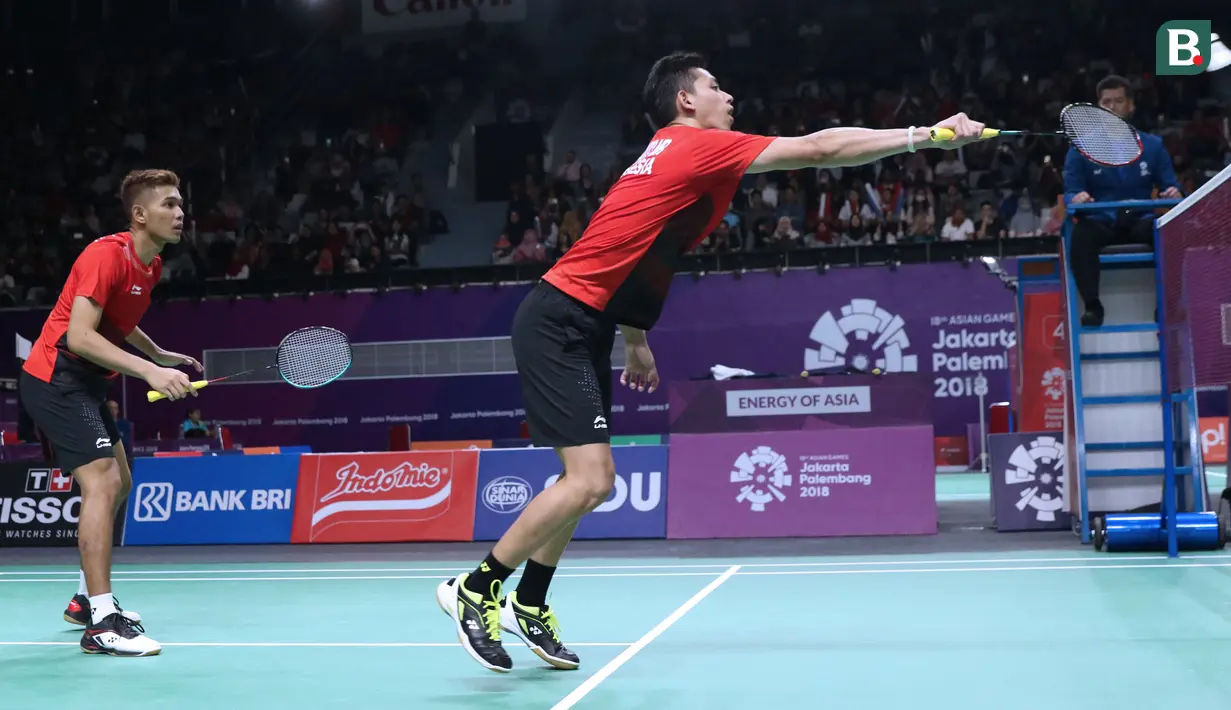 Pasangan Indonesia, Fajar Alfian/M Rian Ardianto, saat melawan wakil India, Manu Attri/Sumeeth Reddy Buss pada bulutangkis beregu Asian Games di Istora, Jakarta, Senin (20/8/2018). Fajar/Rian menang 21-14 dan 21-18. (Liputan6.com/Helmi Fithriansyah)