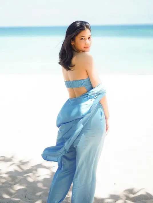 Momen lain memperlihatkan Naysila yang tak kalah memesona saat mengenakan cut out jumpsuit biru di pantai. [@naymirdad]