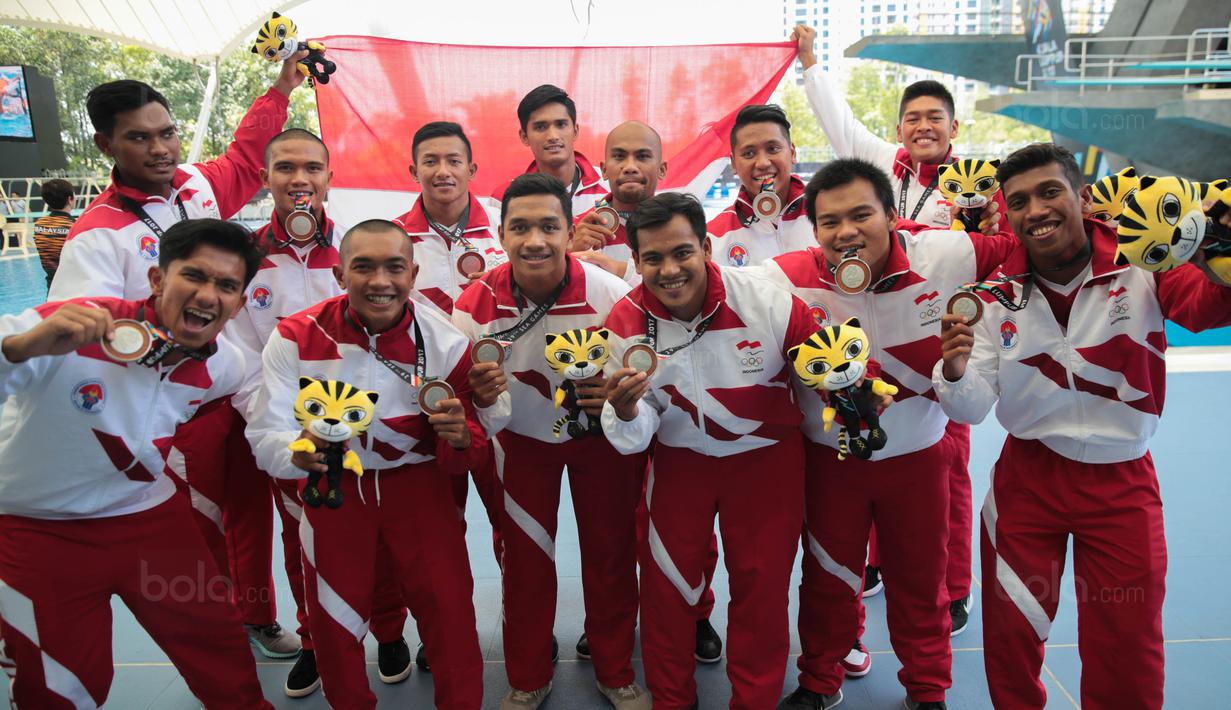 Altet polo air putra Indonesia merayakan kemenangan atas Filipina di SEA Games XXIX di National Aquatic Centre, Kuala Lumpur, Minggu (20/8). Tim Polo Air Indonesia menang dengan skor 12-5 atas Filipina. (Liputan6.com/Faizal Fanani)