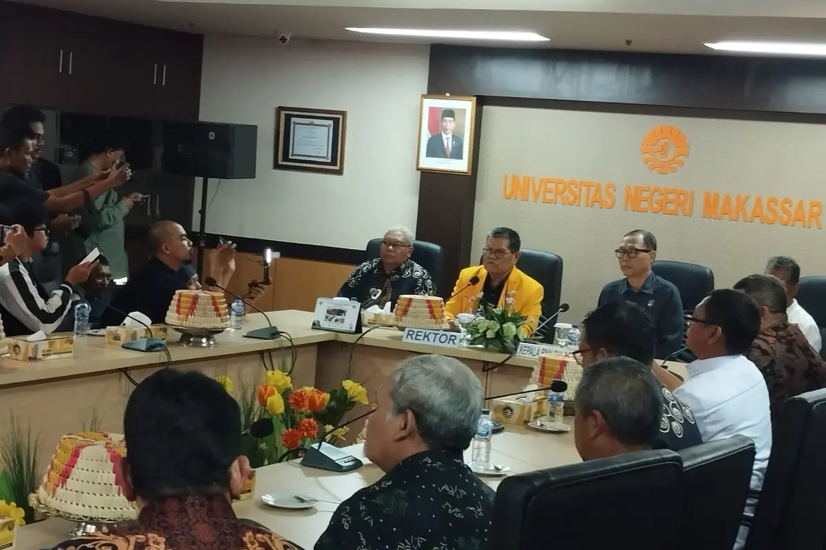 Rektor Universitas Negeri Makassar (UNM) Prof Husain Syam, mengaku akan membenahi sistem keamanan kampus pasca ditemukannya narkoba pada salah satu ruangan di kampus fakultas bahasa dan sastra oleh pihak berwajib.(Liputan6.com/Ahmad Yusran)