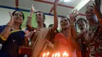 Sekumpulan waria India tampak merayakan kebahagiaan mereka setelah Mahkamah Agung India melegalkan status transgender (AFP PHOTO/PUNIT PARANJPE) 