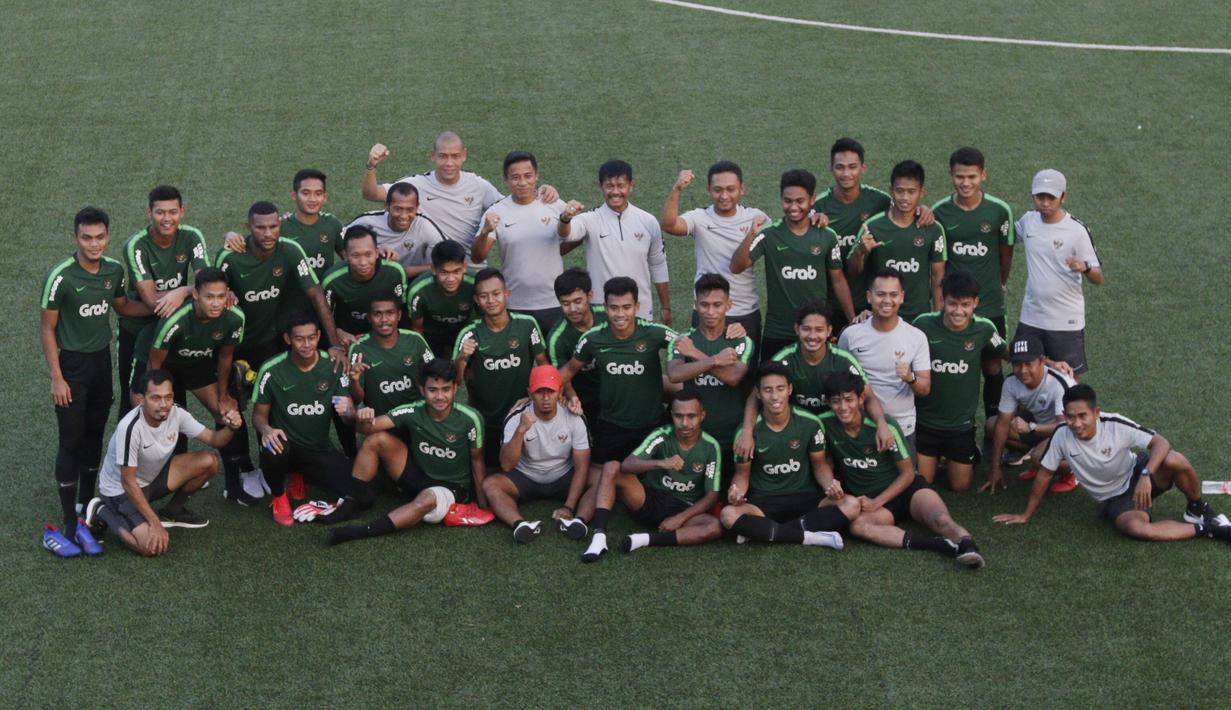 Pemain Timnas Indonesia U-22 foto bersama usai latihan di Lapangan ABC Senayan, Jakarta, Kamis (14/2). Latihan ini merupakan persiapan terakhir jelang Piala AFF U-22 2019 di Kamboja. (Bola.com/M. Iqbal Ichsan)