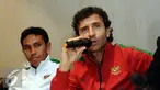 Pelatih Luis Milla Aspas (kanan) menjawab pertanyaan saat memperkenalkan tim kepelatihan Timnas Indonesia di kantor PSSI, Jakarta, Kamis (9/2). Mantan pemain timnas, Bima Sakti menempati posisi sebagai asisten pelatih. (Liputan6.com/Helmi Fithriansyah)