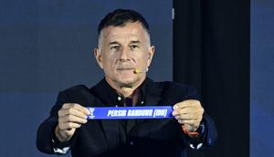 Legenda Timnas Singapura,  Aleksandar Duric menunjukkan kertas bertuliskan Persib Bandung dalam acara pengundian fase grup AFC Champions League 2 2025/2026 di Kuala Lumpur, Malaysia pada 15 Agustus 2025. (AFP/Mohd Rasfan)