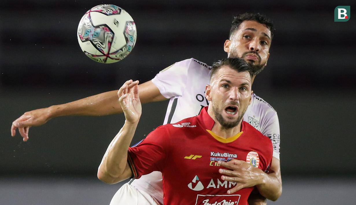 Sementara Marko Simic terus mendapatkan kawalan ketat bek Bali United Willian Pacheco di babak pertama. (Bola.com/Bagaskara Lazuardi)