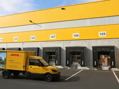 Sebuah van listrik Streetscooter terparkir di depan gudang kantor pos Jerman, Deutsche Post di Frankfurt am Main, 21 Juli 2018. Kantor pos Jerman mengganti armada mobil untuk mengirimkan surat dan paket dengan mobil van listrik. (Yann Schreiber/AFP)