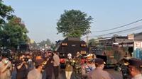 Petugas gabungan siagakan mobil barakuda dan panser di pos penyekatan Lenteng Agung pada hari ketiga pelaksanaan PPKM Darurat, Senin 5 Juli 2021. (Foto: Twitter @TMCPoldaMetro)