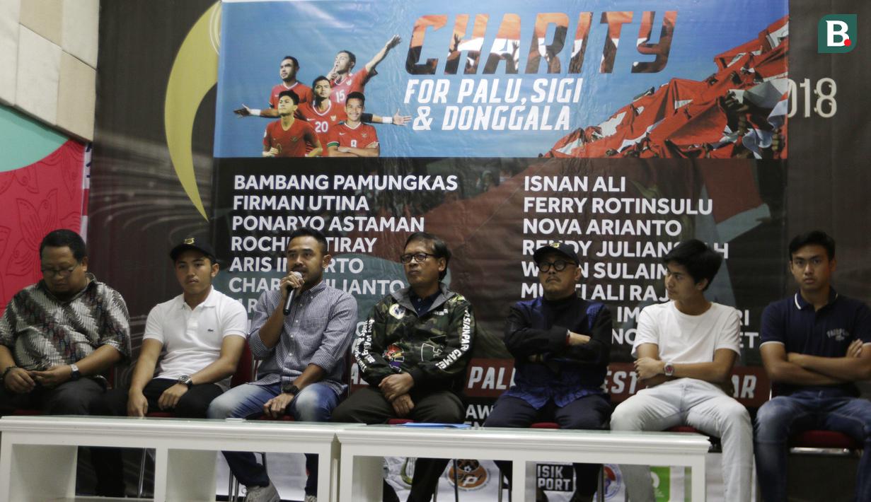 Presiden APPI, Ponaryo Astaman saat jumpa pers Charity for Palu, Sigi dan Donggala di Gedung Kemenpora, Jakarta, Jumat (16/11). APPI, MSG dan Kemenpora akan gelar laga amal untuk Palu, Sigi dan Donggala. (Bola.com/Yoppy Renato)