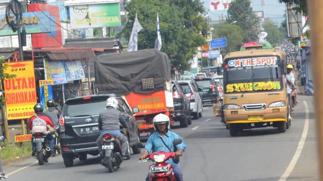 Lalu lintas di kota Majenang, Kabupaten Cilacap, Jawa Tengah di jalur mudik JLS Jawa Tengah. (Foto: Liputan6.com/Muhamad Ridlo)