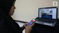 Pekerja melihat informasi mengenai Sukuk Tabungan (ST) Seri ST006 melalui website Kemenkeu di Jakarta, Kamis (7/11/2019). Pemerintah menerbitkan instrumen Surat Berharga Negara (SBN) ritel terakhir tahun 2019 secara daring, yakni Sukuk Tabungan (ST) seri ST006. (Liputan6.com/Angga Yuniar)