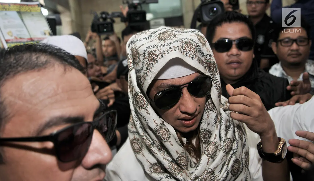 Habib Bahar bin Smith tiba di Gedung Bareskrim Polri Jakarta, Kamis (6/12). Habib Bahar diperiksa sebagai saksi terlapor terkait kasus video ceramah yang diduga menghina Presiden Jokowi dan viral di media sosial. (Merdeka.com/ Iqbal S. Nugroho)