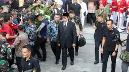 Presiden ke-6 Republik Indonesia, Susilo Bambang Yudhoyono terlihat hadir dalam prosesi pemakaman Wakil Presiden ke-9 RI, Hamzah Haz di Bogor, Jawa Barat. (merdeka.com/Arie Basuki)