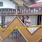 Garis polisi di pagar rumah korban, Agus Samad. Polisi terus mereka ulang peristiwa itu di tempat kejadian  perkara (Liputan6.com/Zainul Arifin)