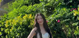 Lim Ji Yeon membagikan beberapa foto ootd saat berada di Bali. Ia tampil dengan setelan warna putih dari atasan bustier berkancing depan dipadukan celana pendek. [@limjjy2]
