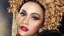 Tampil dengan riasan mata bold dan lipstik merah, pesona Aurra Kharisma begitu terpancar. Tak heran jika dirinya dipuji publik usai membawa nama Indonesia di kontes kecantikan internasional. (Liputan6.com/IG/@aurrakharishma)