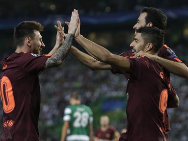 Para pemain Barcelona merayakan gol bunuh diri yang dilakukan bek Sporting Lisbon pada laga Liga Champions di Stadion Alvalade, Lisbon, Rabu (27/9/2017). Sporting kalah 0-1 dari Barcelona. (AFP/Armando Franca)