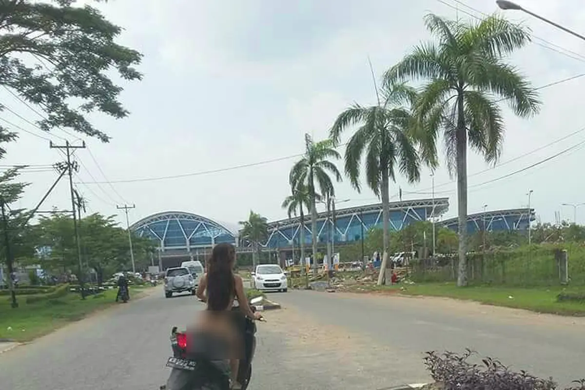Perempuan Bugil