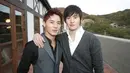 Mantan personel TVXQ, Kim Junsu mempunyai saudara kembar bernama Kim Junho. Dua cowok ganteng ini lahir pada 15 Desember 1986. (Foto: koreaboo.com)